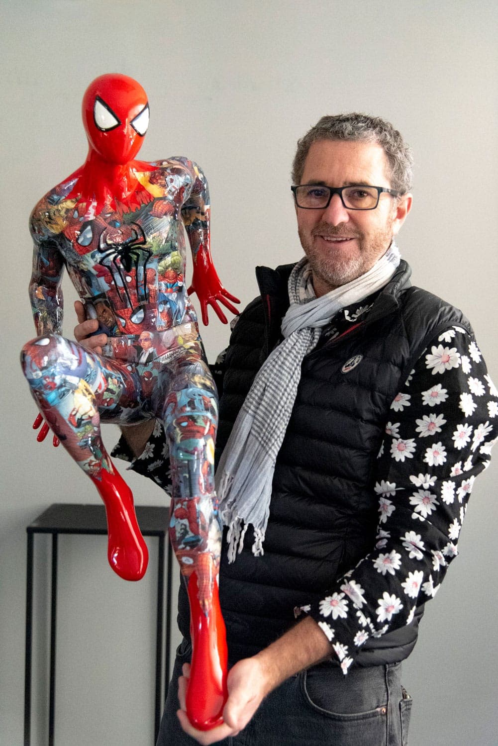 Peppone avec sa sculpture Spider-Man